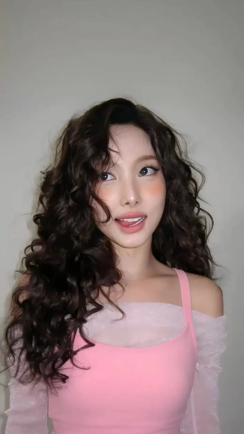 Ảnh Nayeon (TWICE) Trong Tạo Hình Ngọt Ngào Cùng Nụ Cười Rạng Rỡ