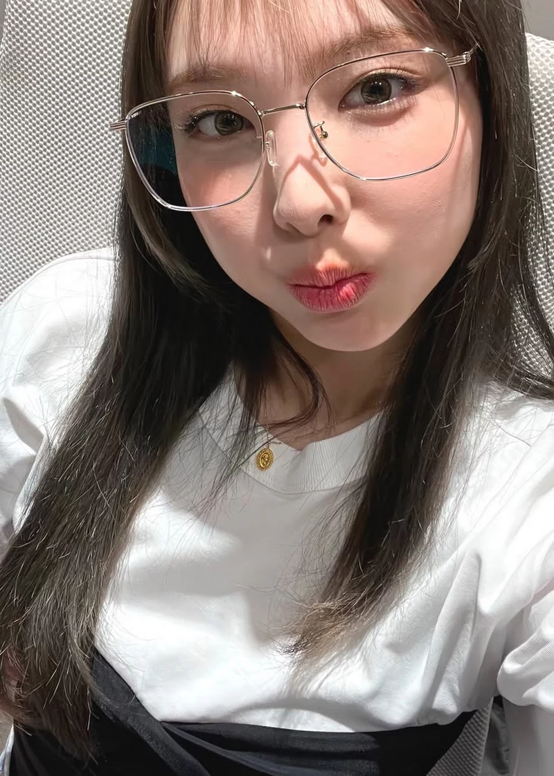 Ảnh Nayeon (TWICE) Trong Trang Phục Sân Khấu Đầy Nổi Bật
