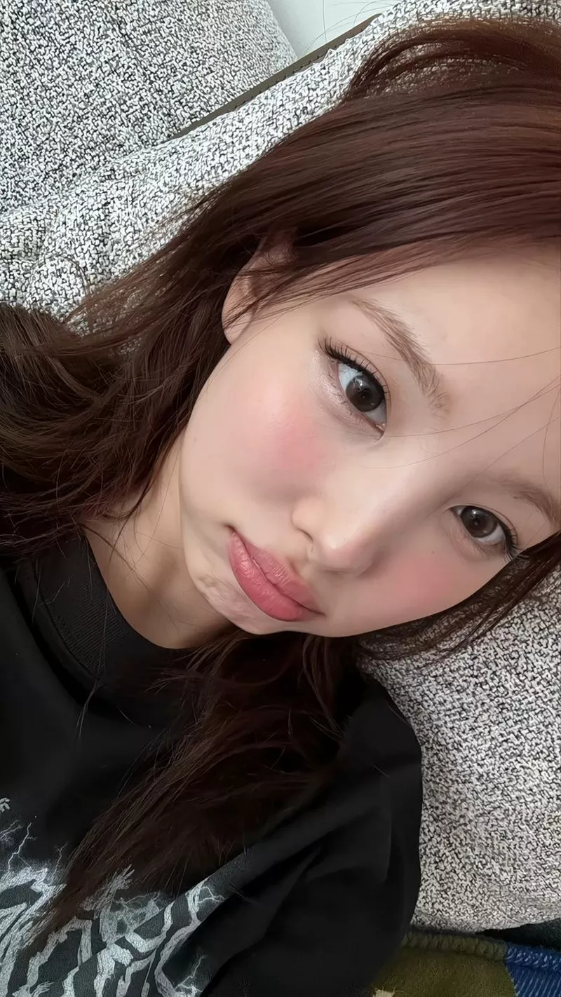 Ảnh Nayeon (TWICE) Với Kiểu Tóc Ấn Tượng Và Nét Đẹp Thanh Tú