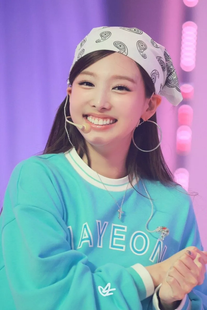 Ảnh Nayeon (TWICE) Với Nụ Cười Duyên Dáng Và Biểu Cảm Đáng Yêu
