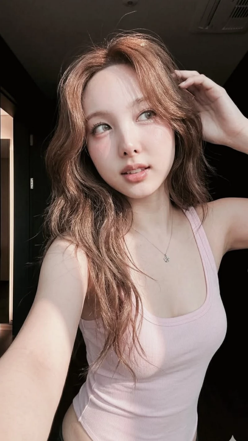 Ảnh Nayeon (TWICE) Với Phong Cách Hiện Đại Và Đầy Cá Tính