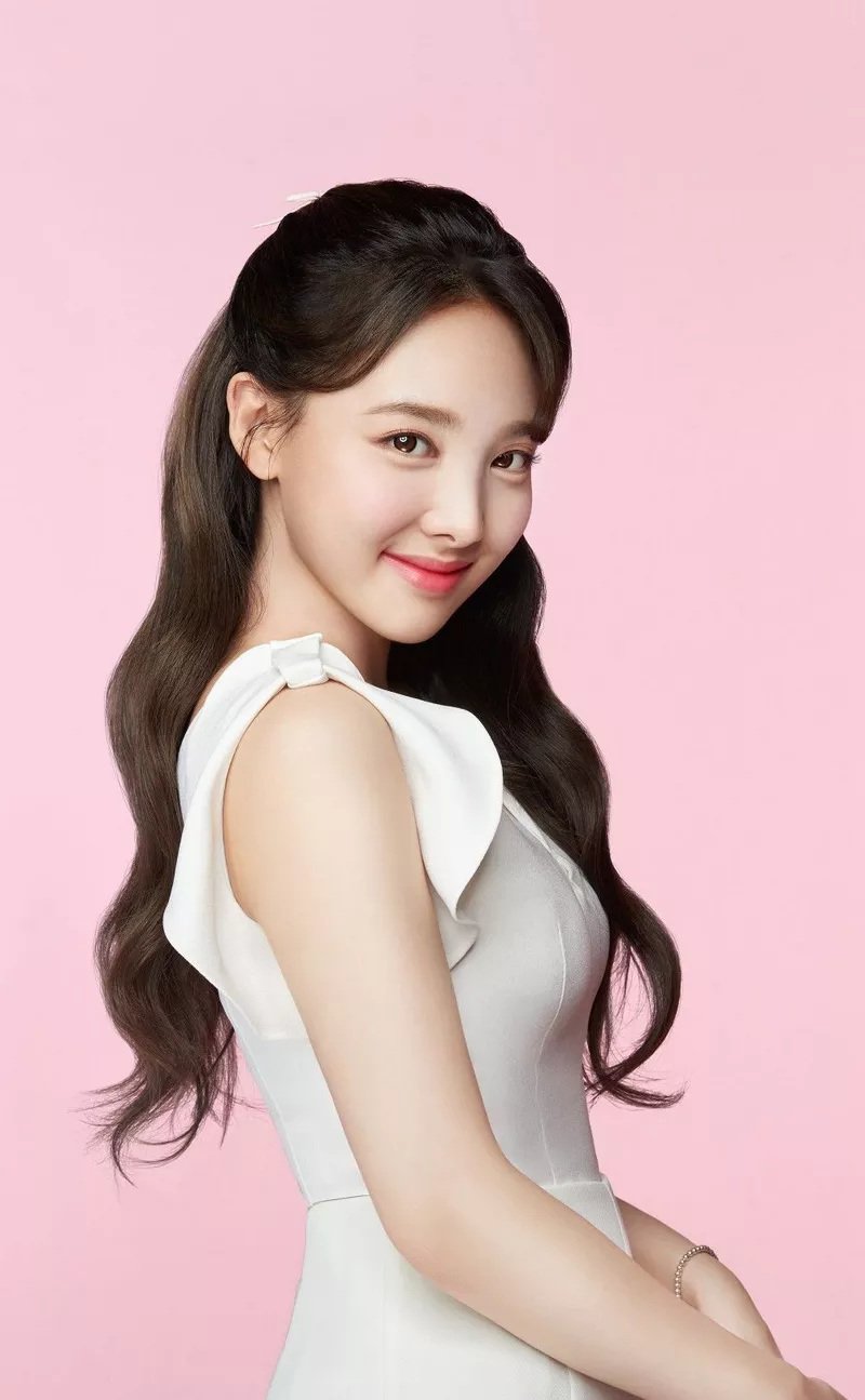 Ảnh Nayeon (TWICE) Với Phong Cách Kpop Trẻ Trung Và Năng Động