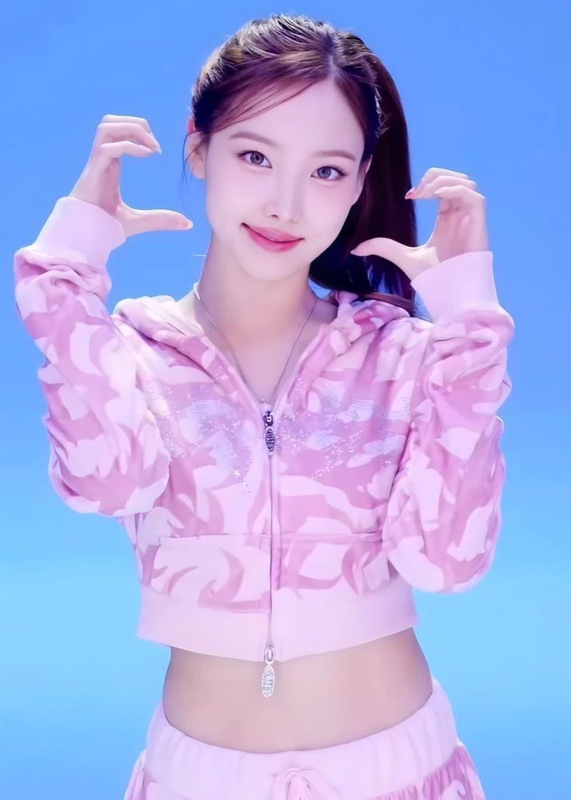 Ảnh Nayeon (TWICE) Với Phong Cách Thời Trang Cá Tính Và Hiện Đại