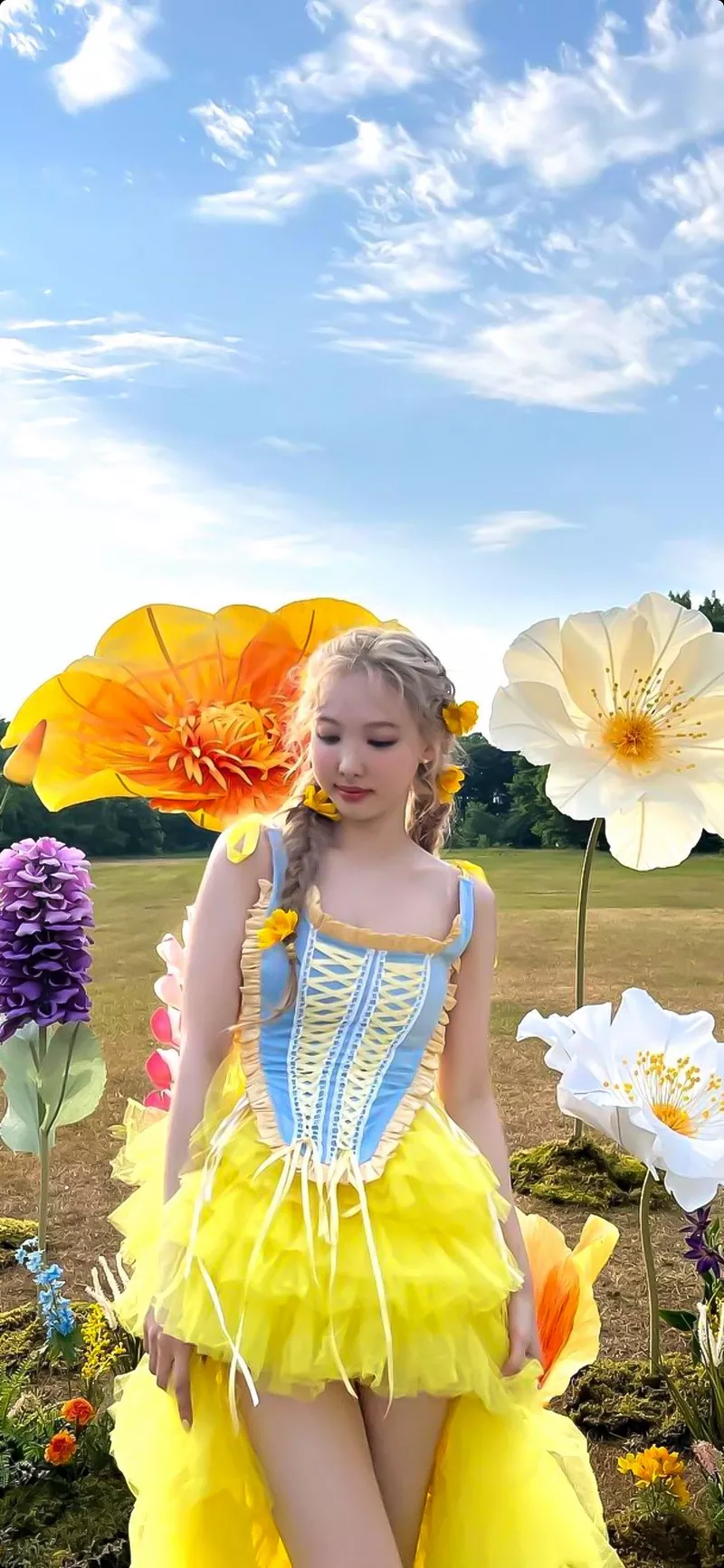 Ảnh Nayeon (TWICE) Với Phong Cách Trang Điểm Nhẹ Nhàng