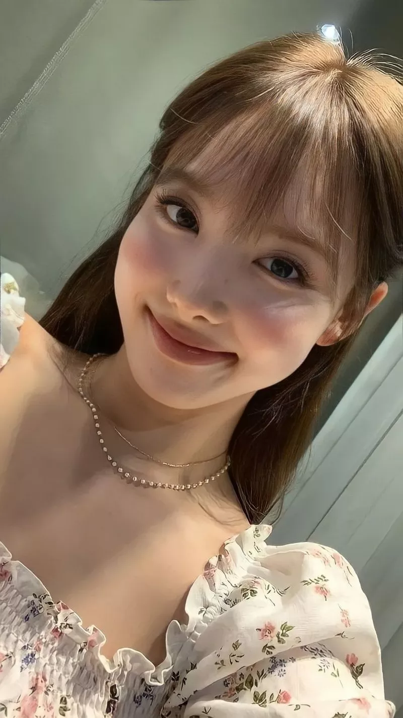 Ảnh Nayeon (TWICE) Với Tạo Hình Nữ Tính Và Đầy Duyên Dáng