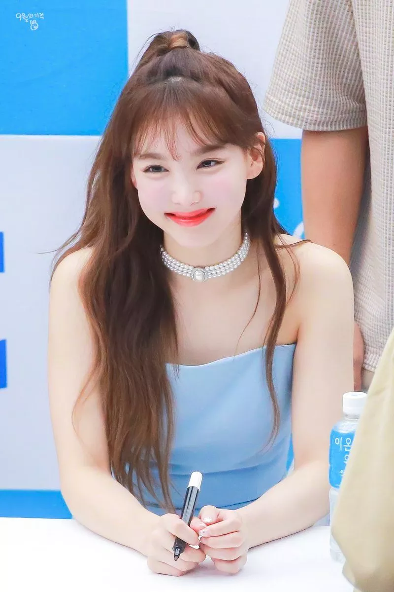 Ảnh Nayeon (TWICE) Với Thần Thái Tự Tin Trước Ống Kính