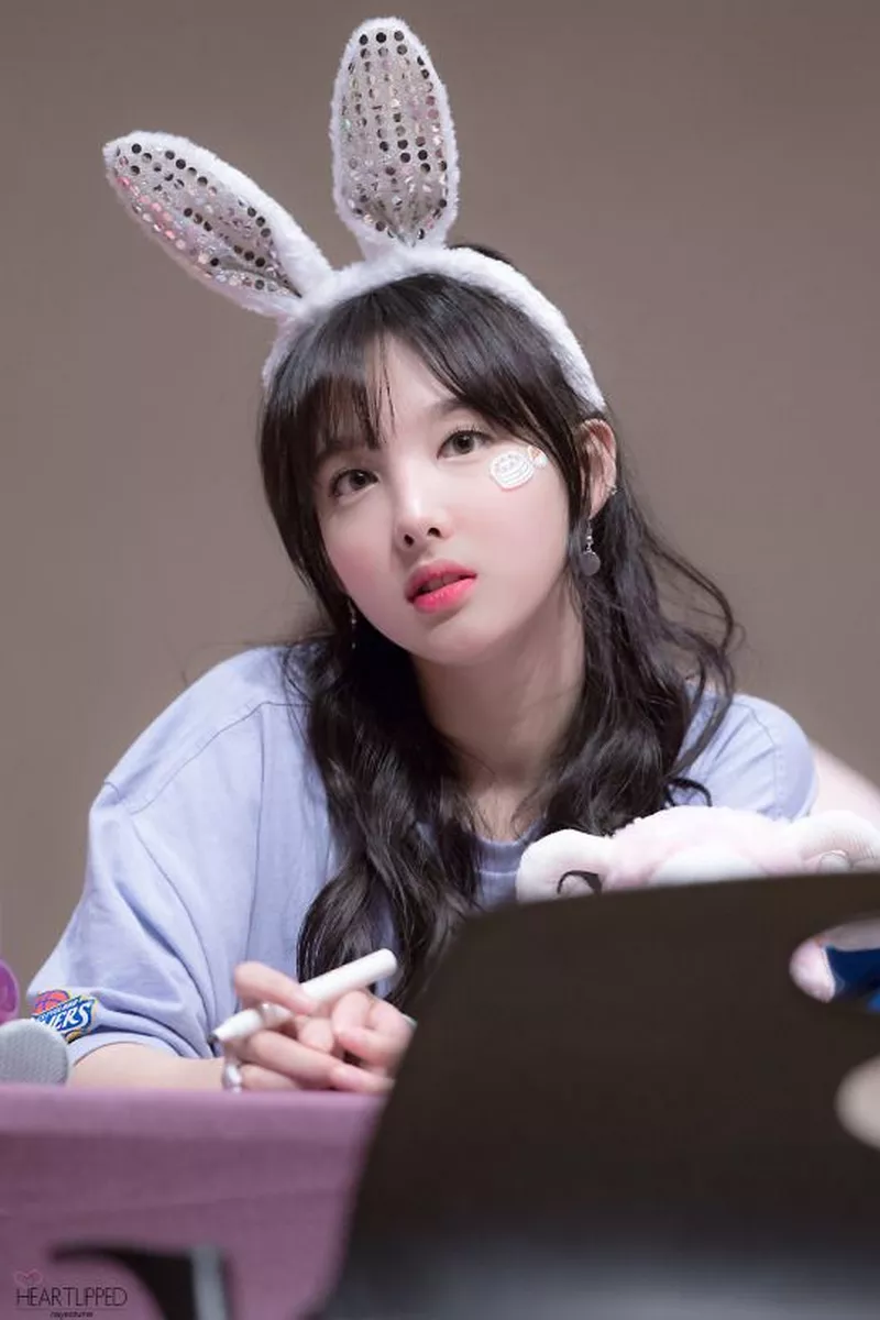 Ảnh Nayeon (TWICE) Với Trang Phục Đen Cá Tính Và Sang Trọng
