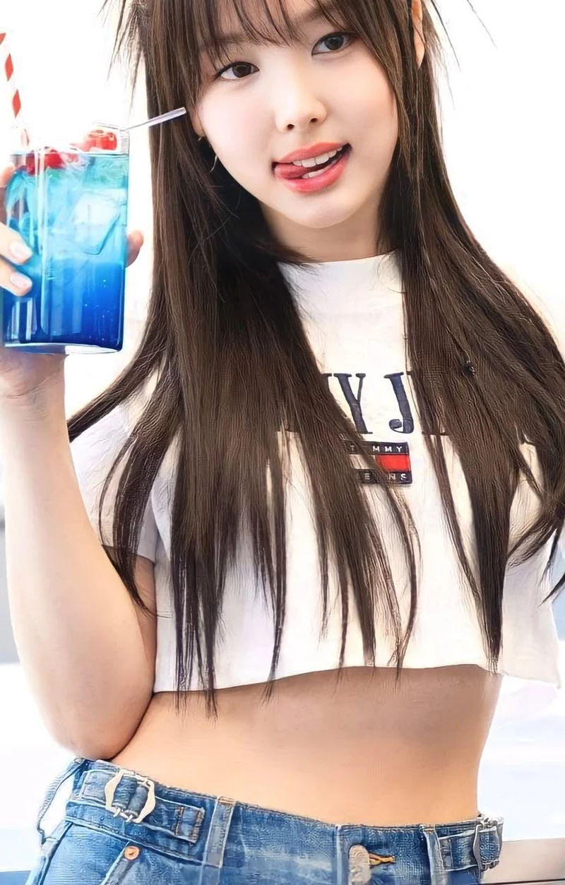 Ảnh Nayeon (TWICE) Với Vẻ Đẹp Tươi Tắn Và Nụ Cười Rạng Rỡ