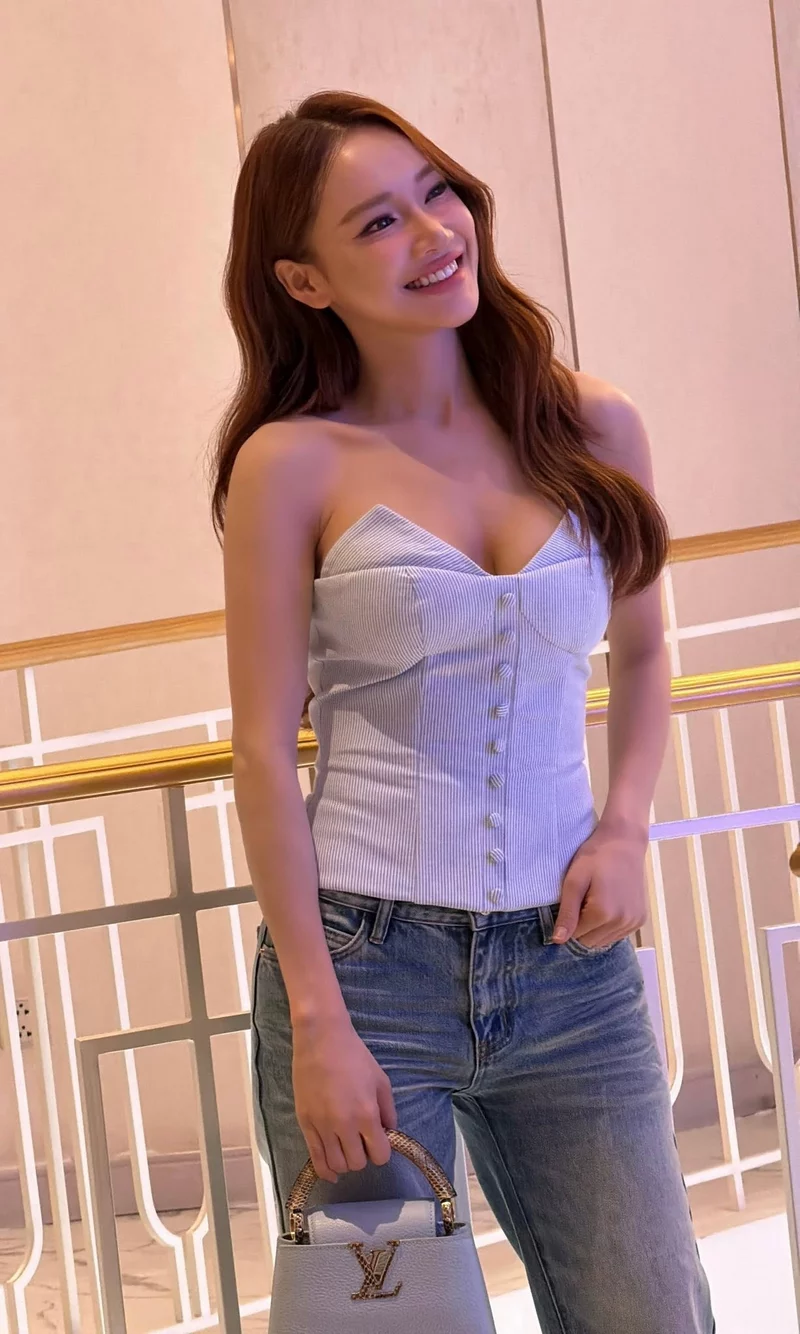 Ảnh Nhã Phương trẻ trung trong những bộ trang phục thời thượng