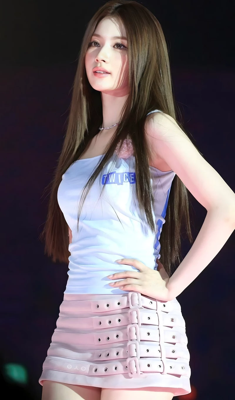 Ảnh Sana (TWICE) Trong Bộ Ảnh Thời Trang Đầy Nổi Bật