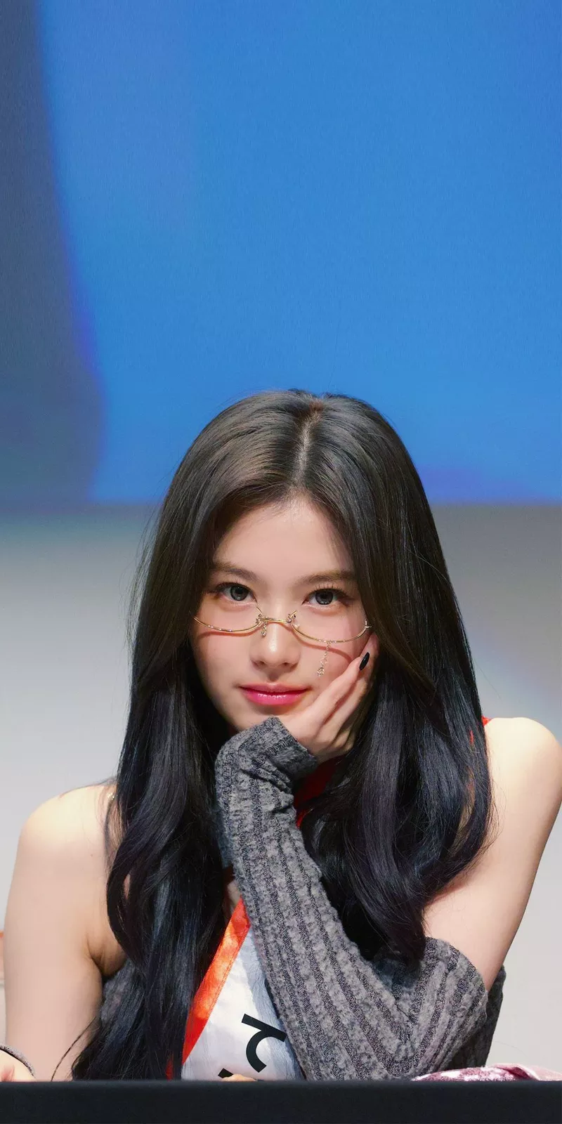 Ảnh Sana (TWICE) Trong Bộ Trang Phục Trắng Thanh Lịch