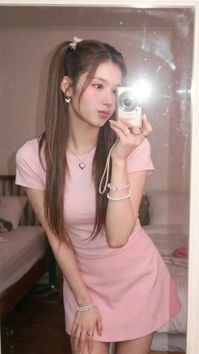 Ảnh Sana (TWICE) Trong Khoảnh Khắc Biểu Diễn Đầy Năng Lượng