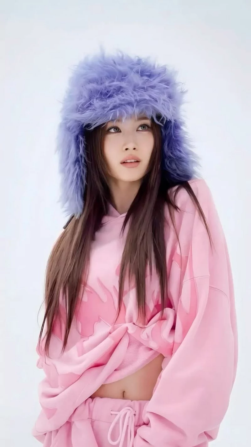 Ảnh Sana (TWICE) Trong Khoảnh Khắc Đời Thường Tự Nhiên
