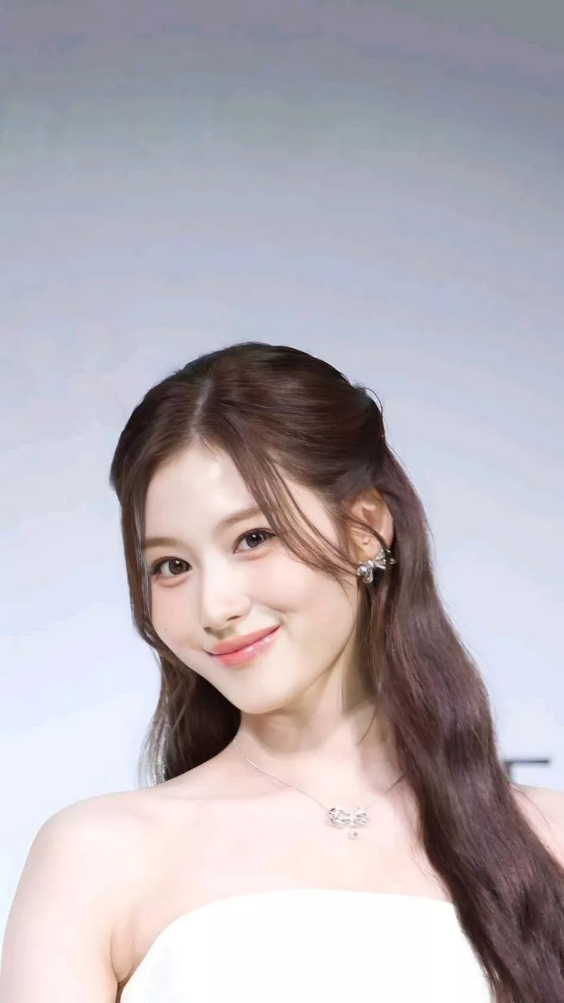 Ảnh Sana (TWICE) Trong Khoảnh Khắc Tỏa Sáng Trên Sân Khấu