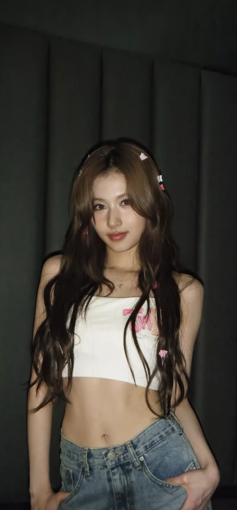 Ảnh Sana (TWICE) Trong Khung Cảnh Thành Phố Đầy Hiện Đại