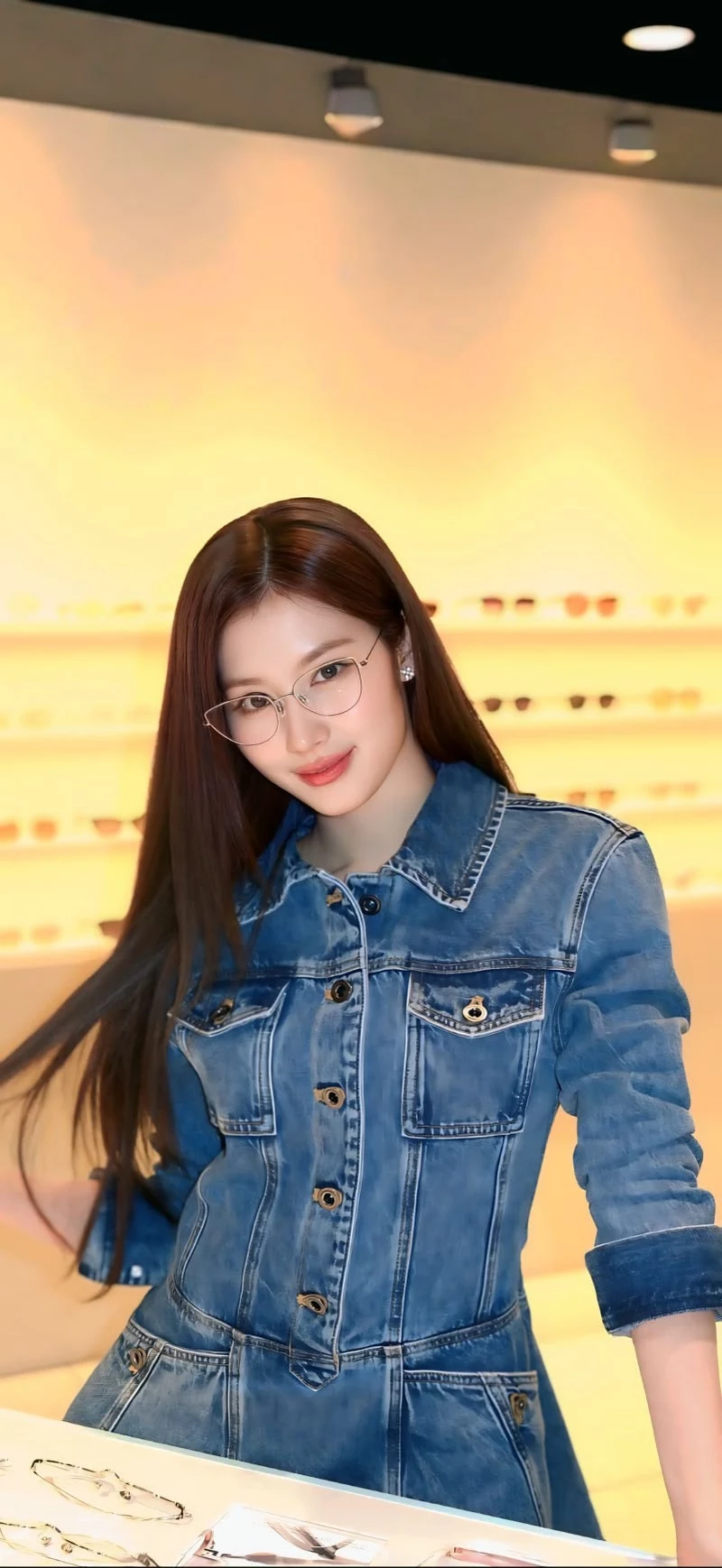 Ảnh Sana (TWICE) Trong Trang Phục Sân Khấu Nổi Bật