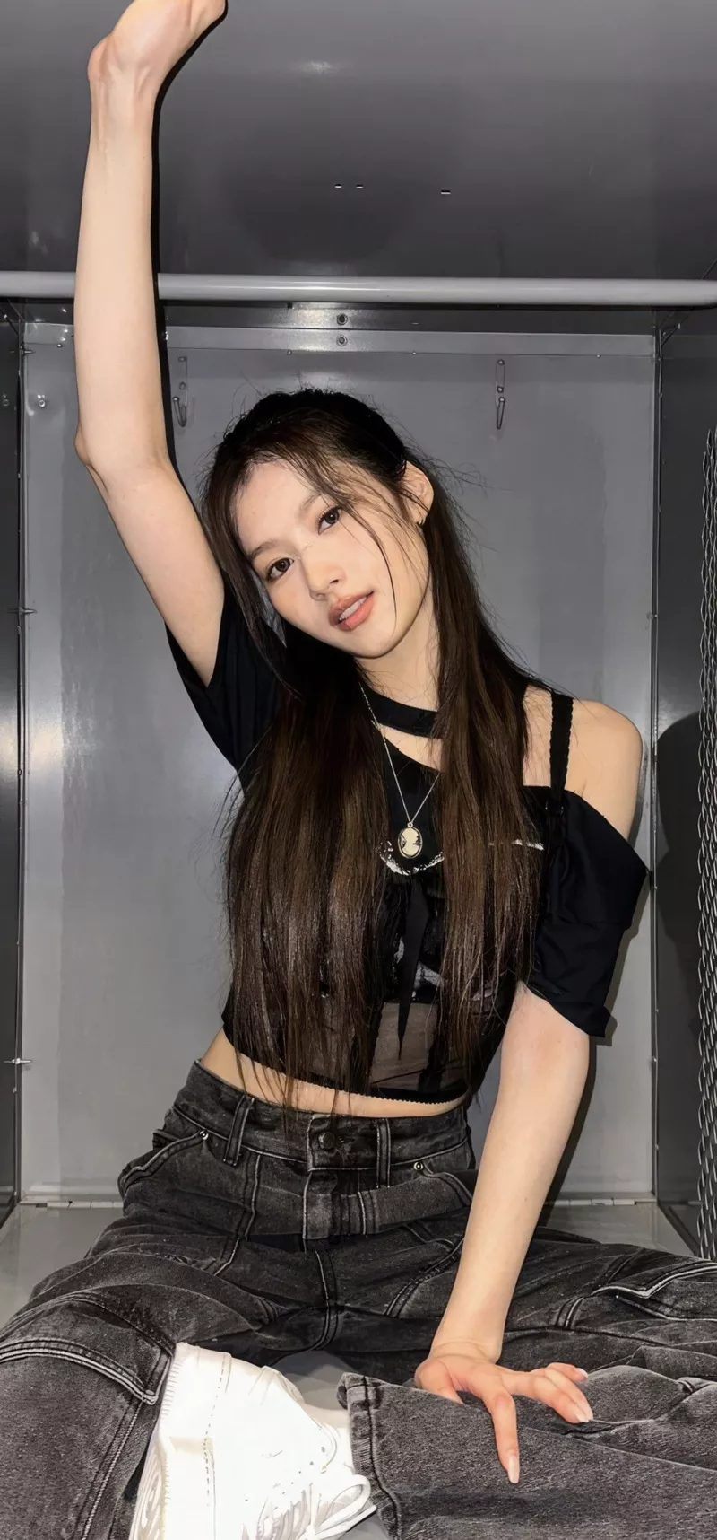 Ảnh Sana (TWICE) Với Ánh Mắt Dịu Dàng Và Thần Thái Cuốn Hút