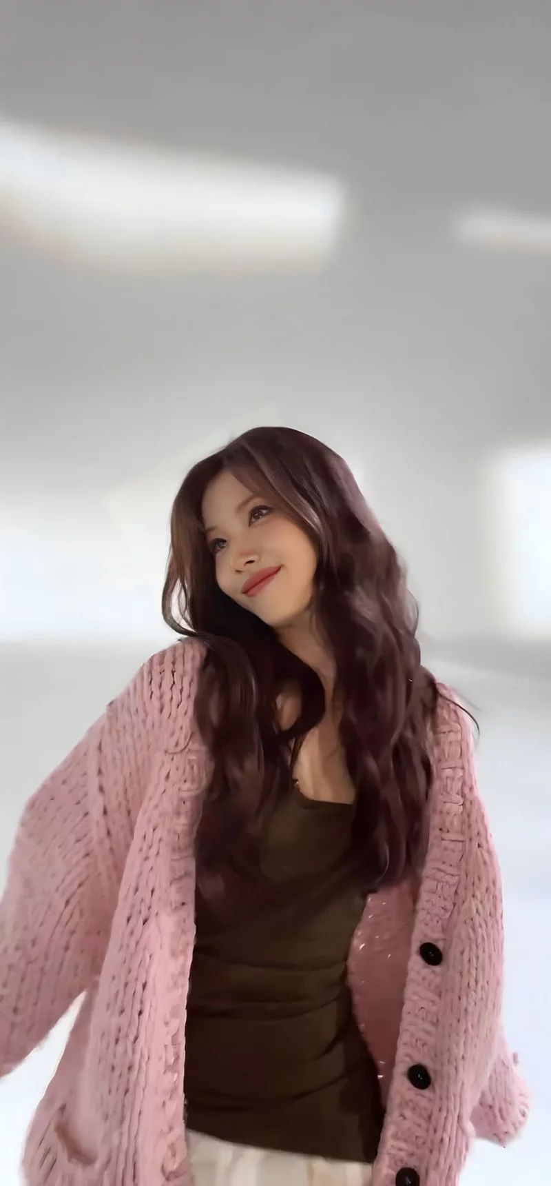 Ảnh Sana (TWICE) Với Nét Đẹp Dịu Dàng Cùng Ánh Nhìn Cuốn Hút