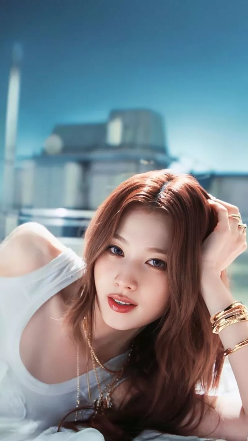 Ảnh Sana (TWICE) Với Phong Cách Nữ Tính Và Vẻ Đẹp Thanh Lịch