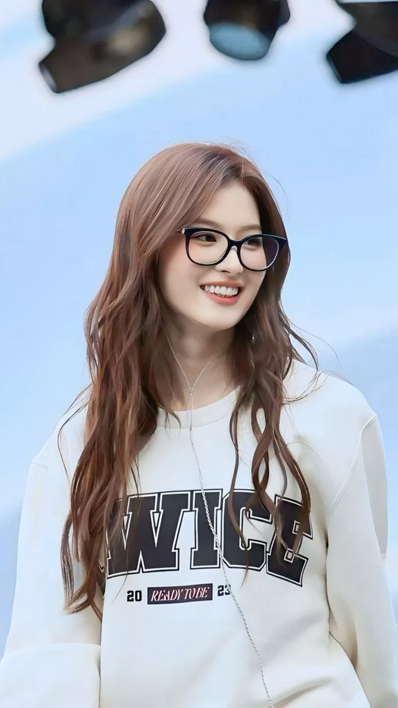 Ảnh Sana (TWICE) Với Phong Cách Thời Trang Tinh Tế Và Nổi Bật