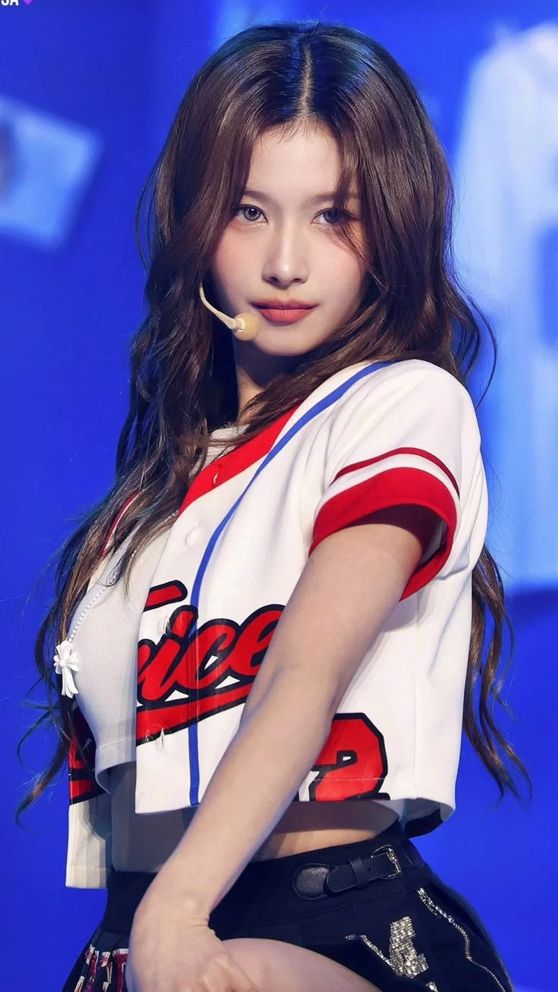 Ảnh Sana (TWICE) Với Phong Cách Trang Điểm Nhẹ Nhàng