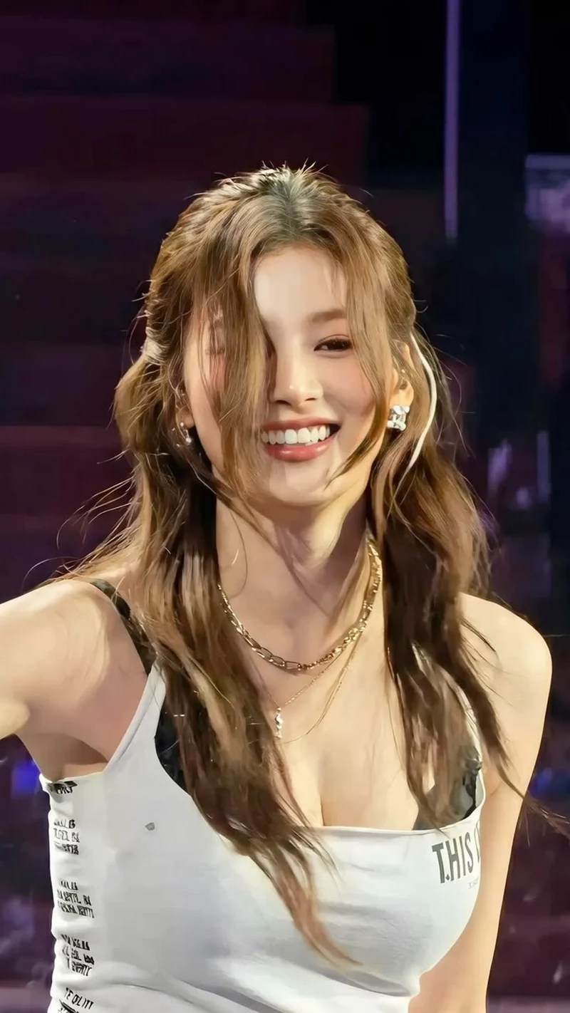 Ảnh Sana (TWICE) Với Tạo Hình Sân Khấu Đầy Khí Chất