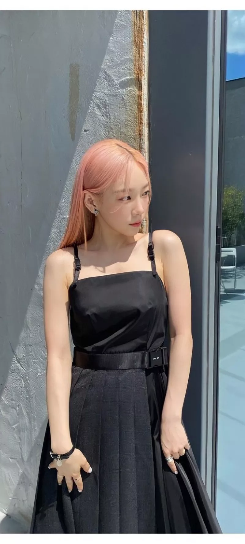Ảnh Taeyeon Trong Bộ Trang Phục Đen Thanh Lịch