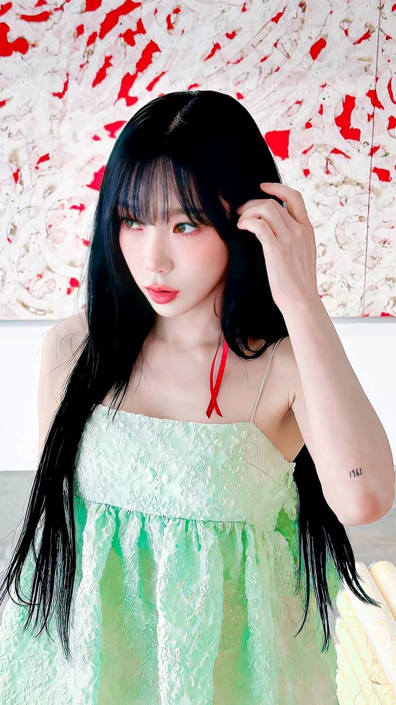 Ảnh Taeyeon Trong Bộ Trang Phục Trắng Đầy Tinh Tế