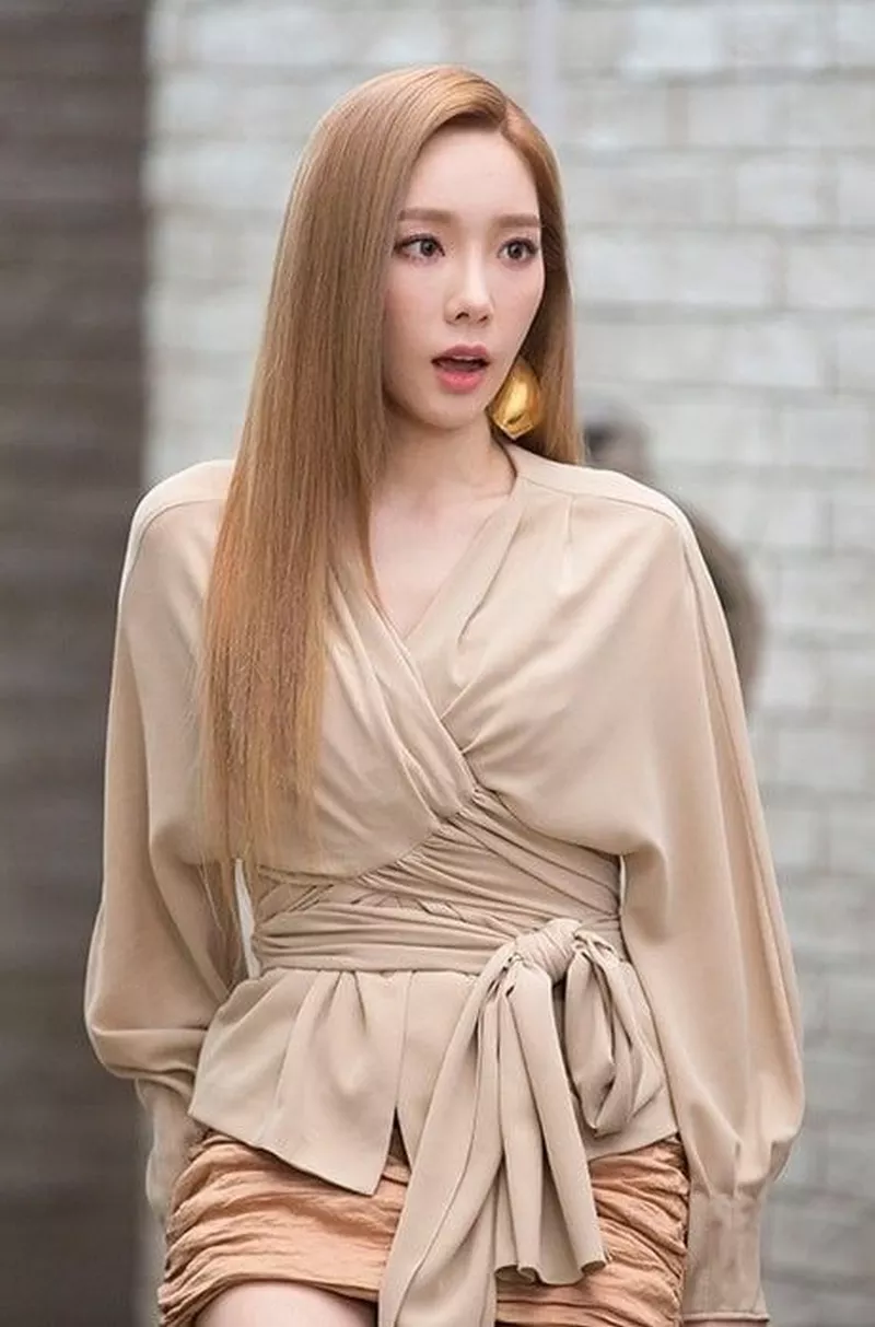 Ảnh Taeyeon Với Trang Phục Thời Thượng Và Phong Cách Hiện Đại