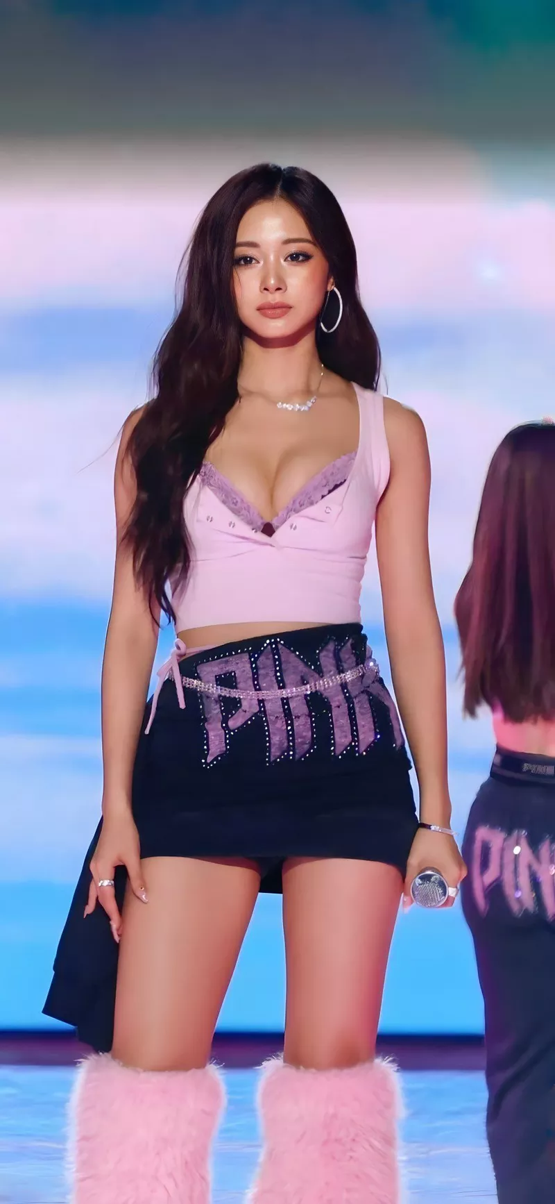 Ảnh Tzuyu (TWICE) Trong Khoảnh Khắc Biểu Diễn Đầy Năng Lượng