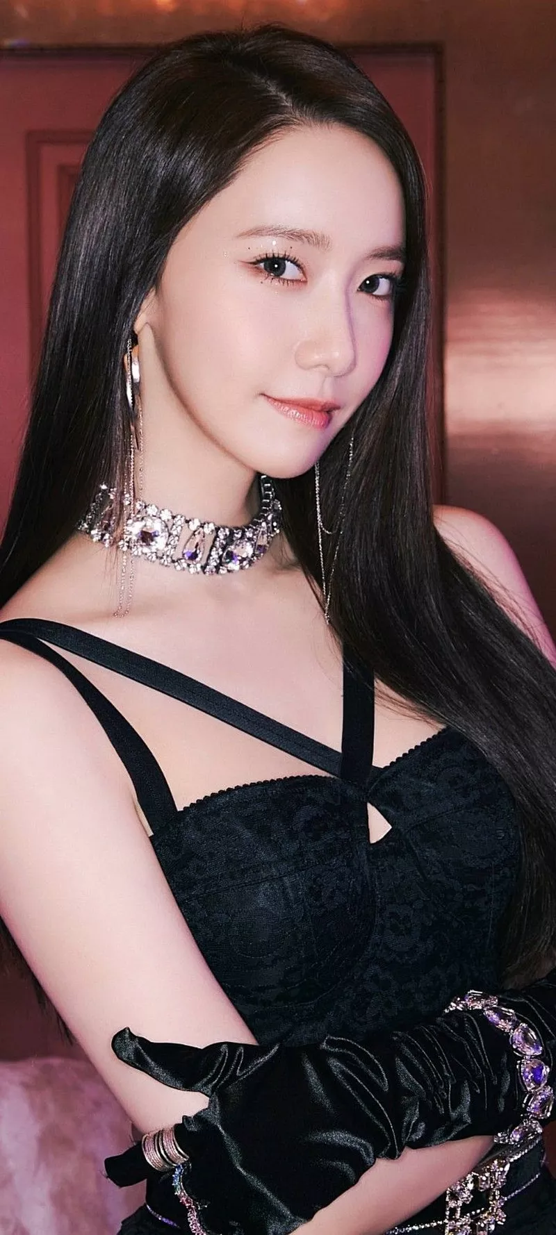 Ảnh Yoona Trong Bộ Trang Phục Đen Cá Tính Và Sang Trọng