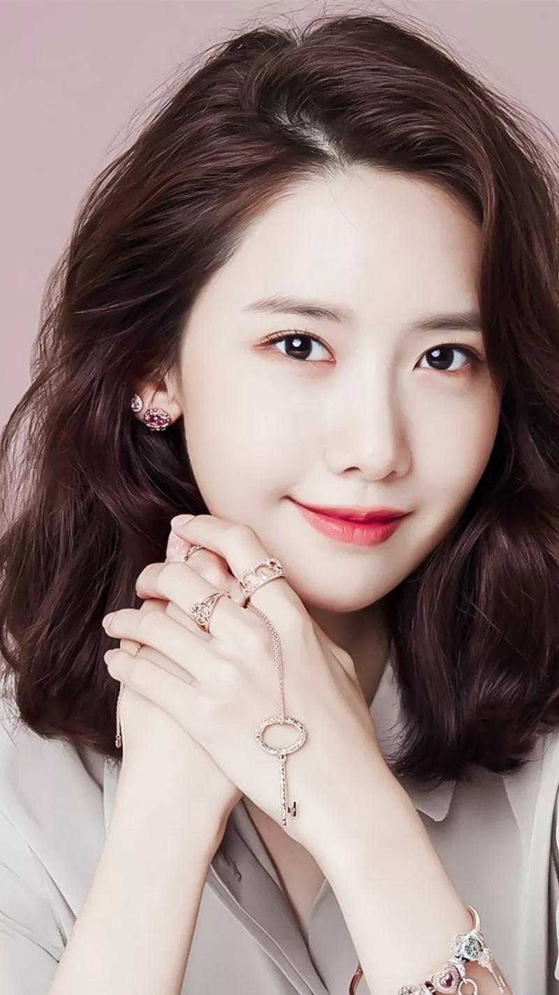 Ảnh Yoona Trong Bộ Trang Phục Trắng Thanh Lịch