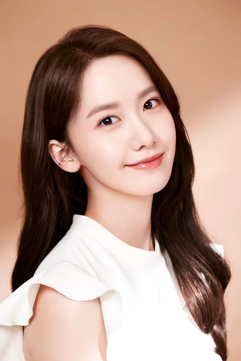 Ảnh Yoona Với Trang Phục Thời Thượng Và Phong Cách Hiện Đại