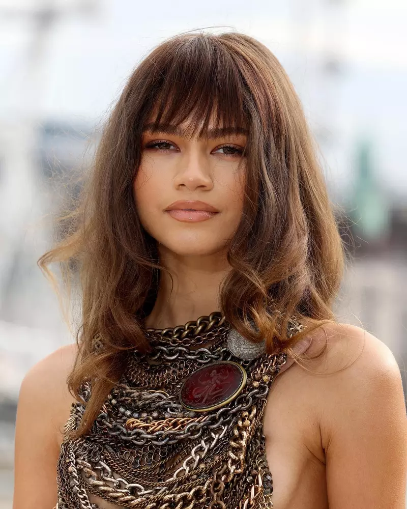 Ảnh Zendaya Với Vẻ Đẹp Thanh Tú Và Phong Cách Hiện Đại