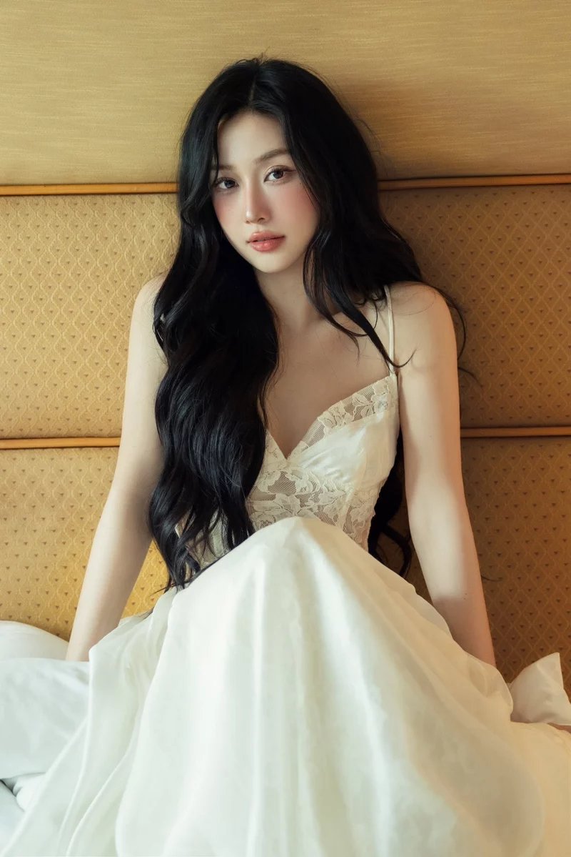 Ảnh Jun Vũ khoe vẻ đẹp nhẹ nhàng trong từng khung hình