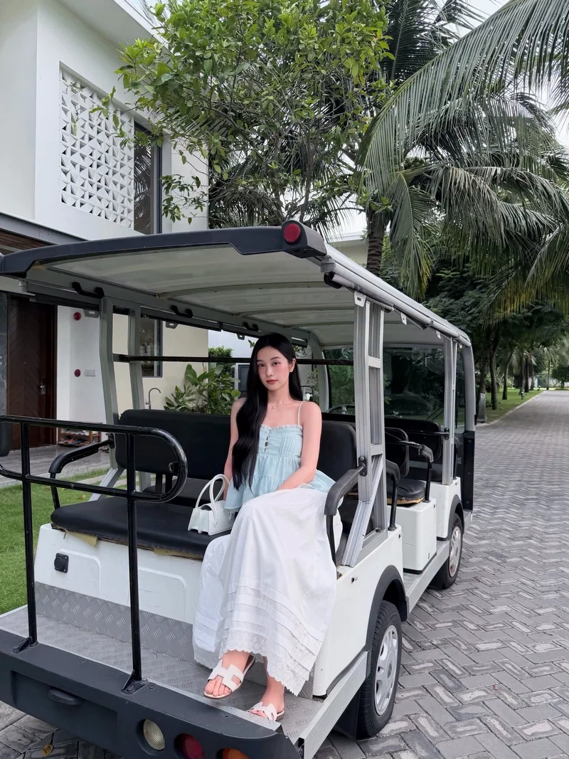 Ảnh Jun Vũ trong bộ trang phục nữ tính đầy cuốn hút