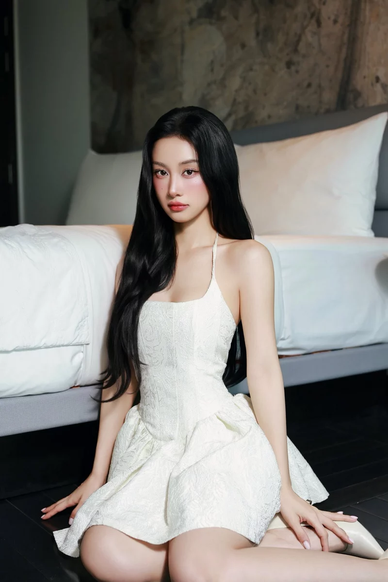 Ảnh Jun Vũ với gương mặt xinh đẹp và biểu cảm tự nhiên