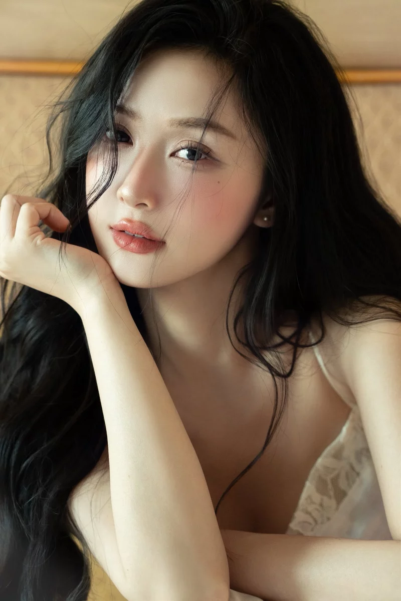 Ảnh Jun Vũ với thần thái sang trọng và phong cách tinh tế