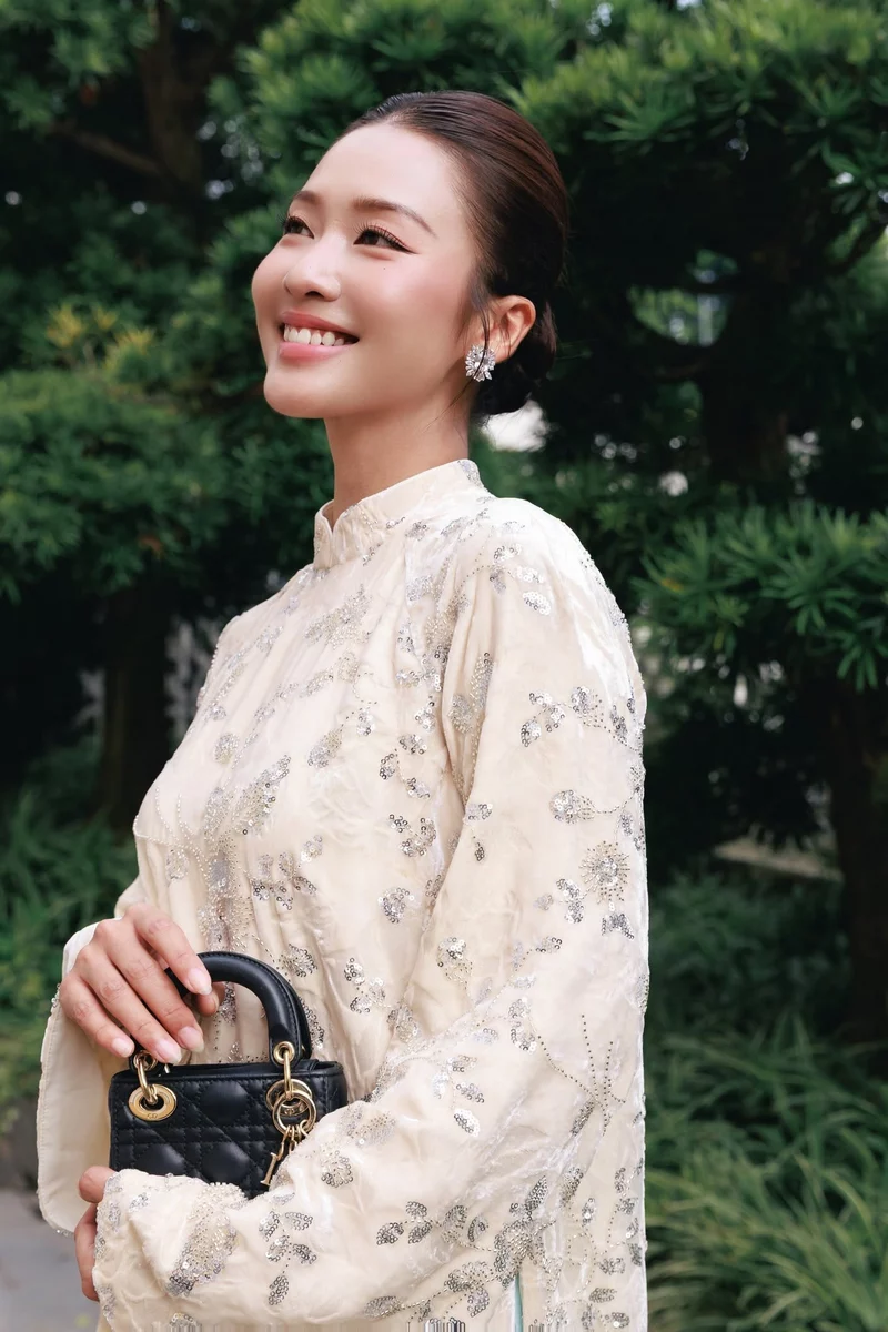 Ảnh Khả Ngân nổi bật qua góc chụp chân dung cận mặt Ảnh Khả Ngân nổi bật qua góc chụp chân dung cận mặt