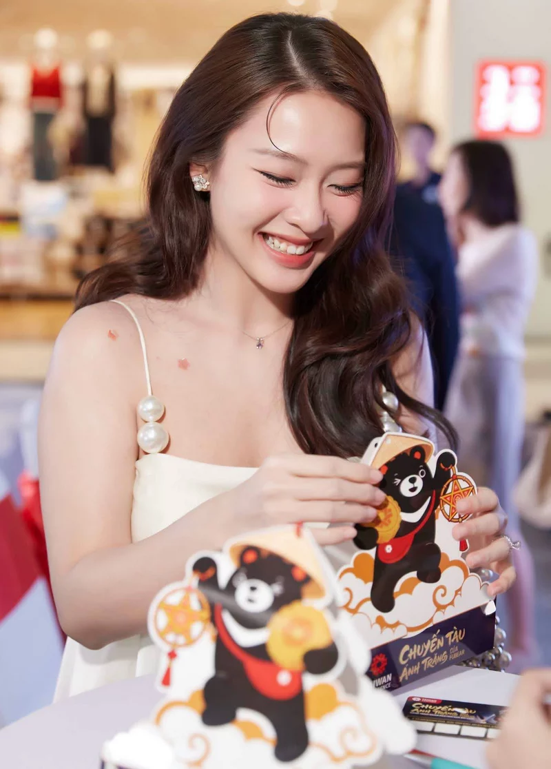 Ảnh Khả Ngân trong những khoảnh khắc đời thường đầy gần gũi Ảnh Khả Ngân trong những khoảnh khắc đời thường đầy gần gũi