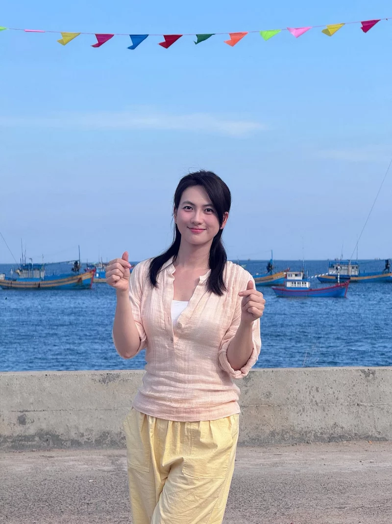 Ảnh Phương Anh Đào nổi bật trong phong cách thời trang thanh lịch