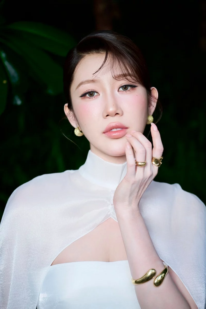 Ảnh Thúy Ngân diện trang phục nữ tính khoe vẻ đẹp duyên dáng