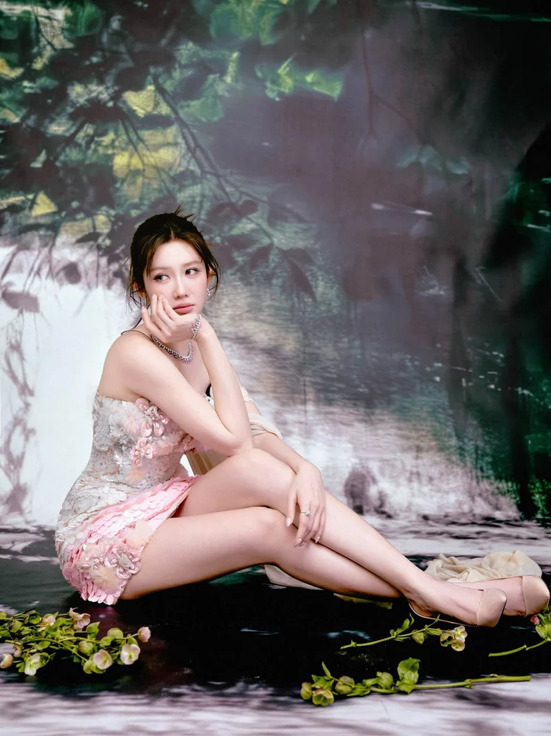 Ảnh Thúy Ngân nổi bật với phong thái thanh lịch trước ống kính