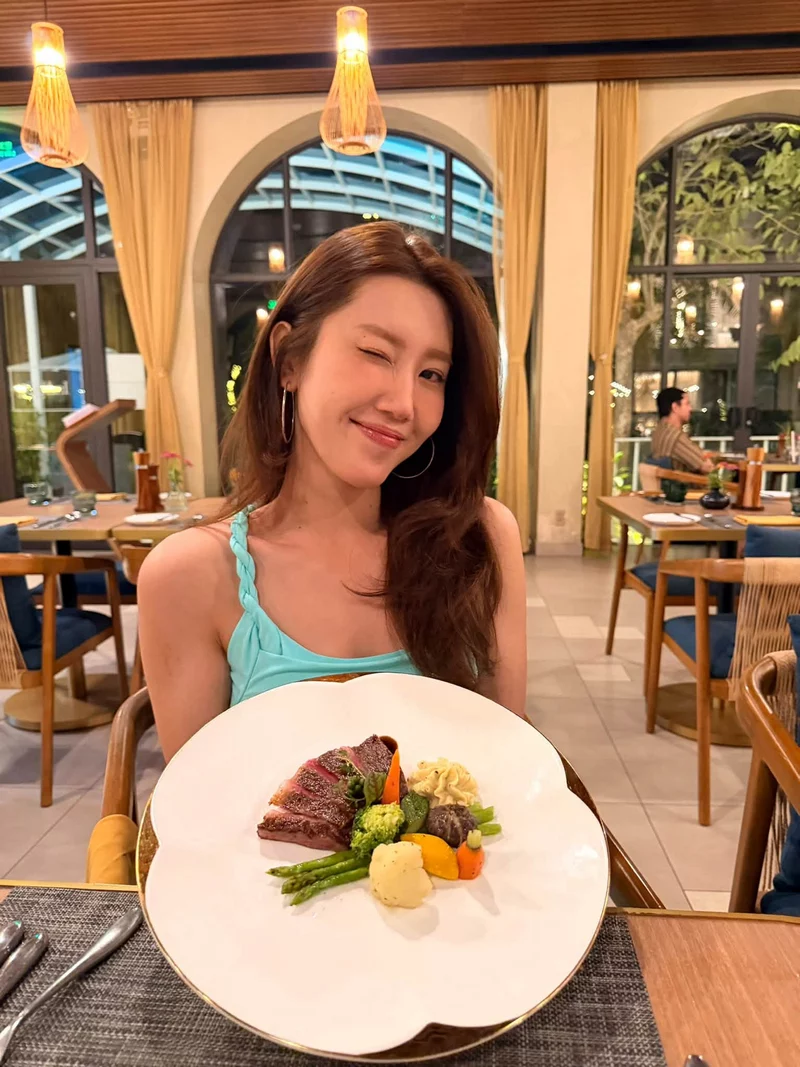 Ảnh Thúy Ngân trong bộ trang phục nữ tính đầy cuốn hút