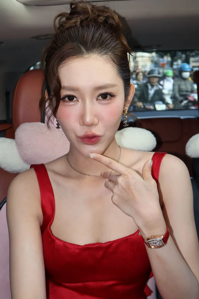 Ảnh Thúy Ngân trong trang phục sang trọng và đầy cuốn hút