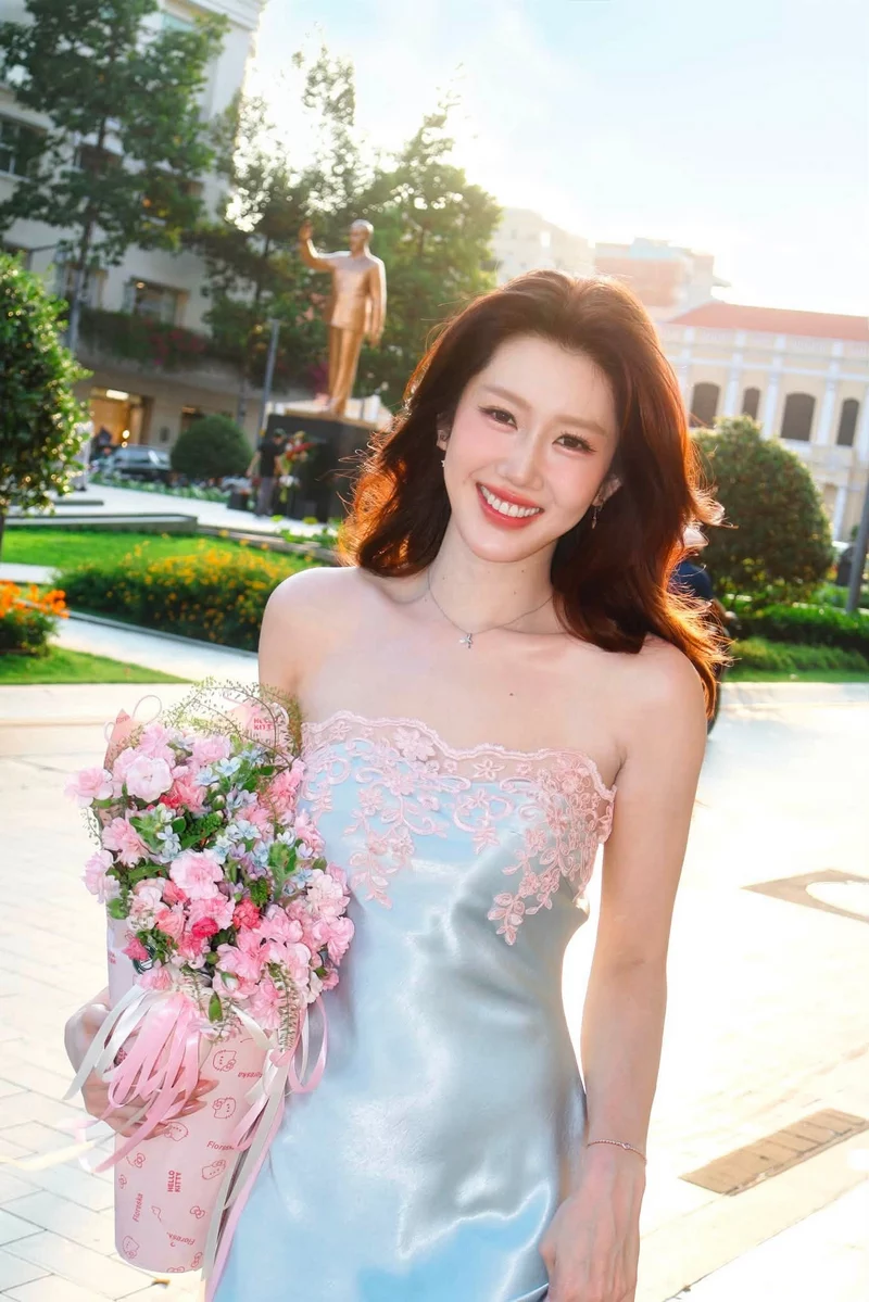Ảnh Thúy Ngân với thần thái sang trọng trong từng khung hình