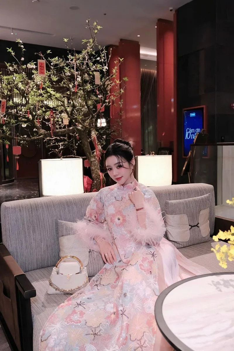 Quỳnh Kool diện váy đẹp khoe vẻ đẹp nữ tính và thanh thoát