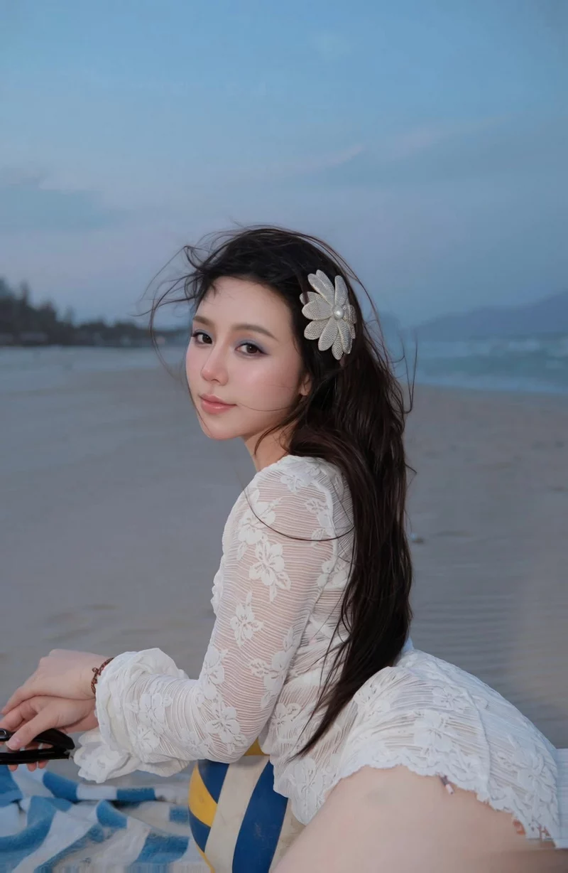 Quỳnh Kool khoe nhan sắc rạng rỡ trong ánh sáng studio
