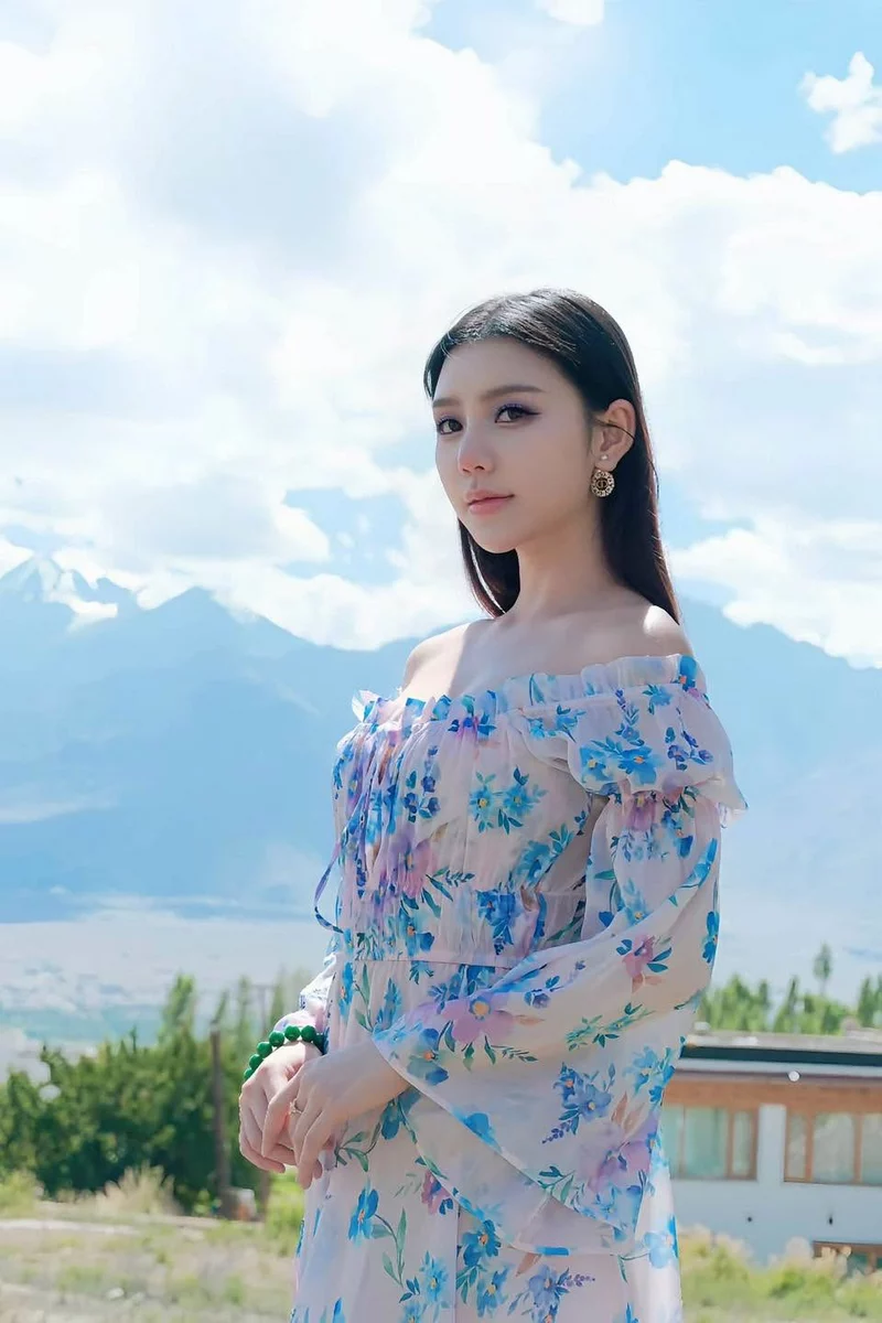 Quỳnh Kool khoe phong cách thời trang trẻ trung và duyên dáng