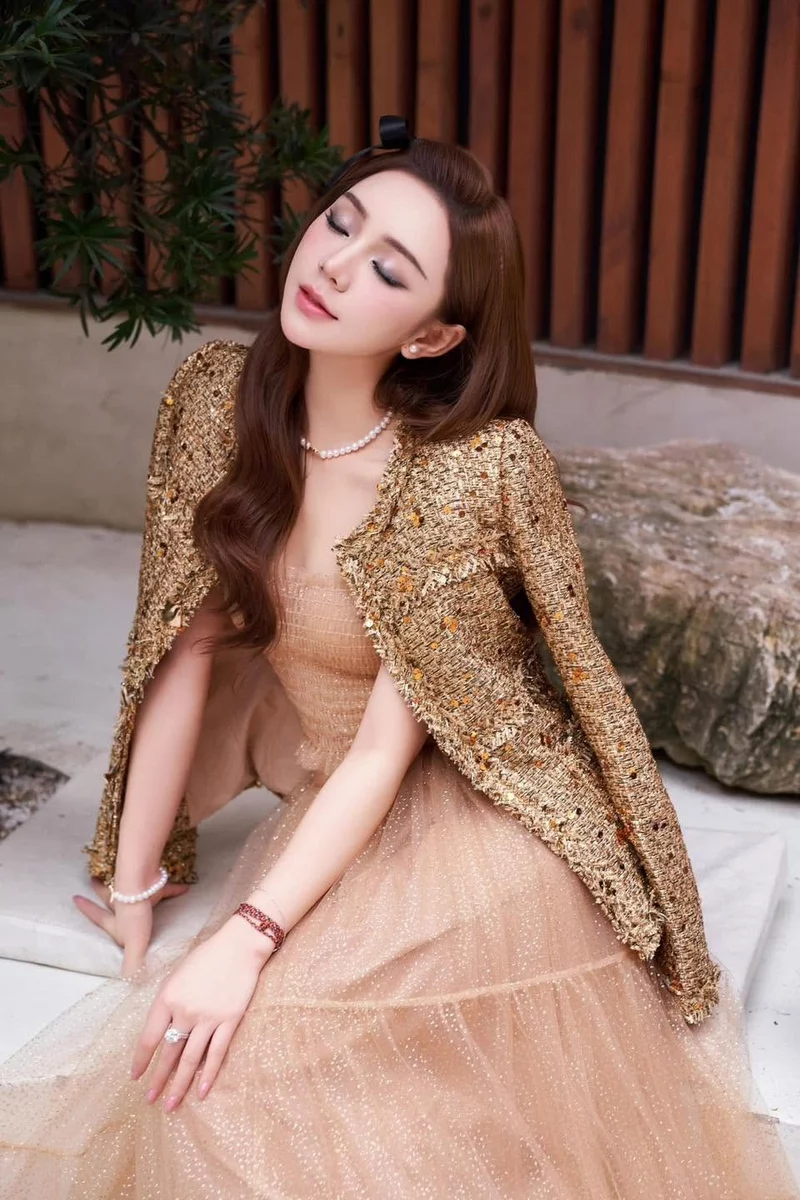 Quỳnh Kool rạng rỡ với nụ cười tươi tắn trước ống kính